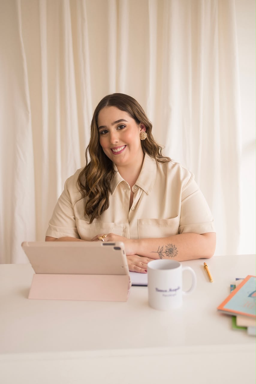 Bianca Mesquita trabalhando em sua mesa