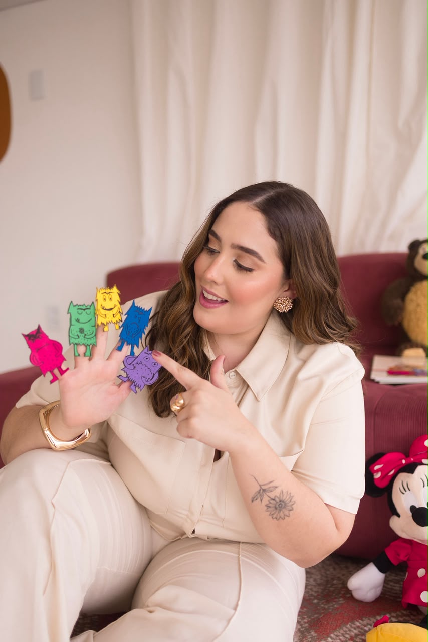 Bianca Mesquita brincando com fantoches de dedo