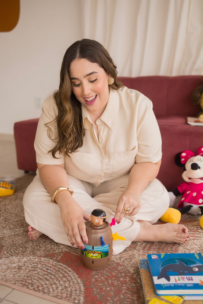 Bianca Mesquita brincando com brinquedo de pirata